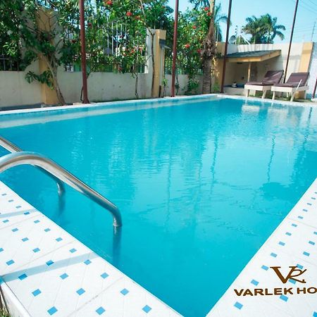 Varlek Hotel Дар ес Саалам Екстериор снимка