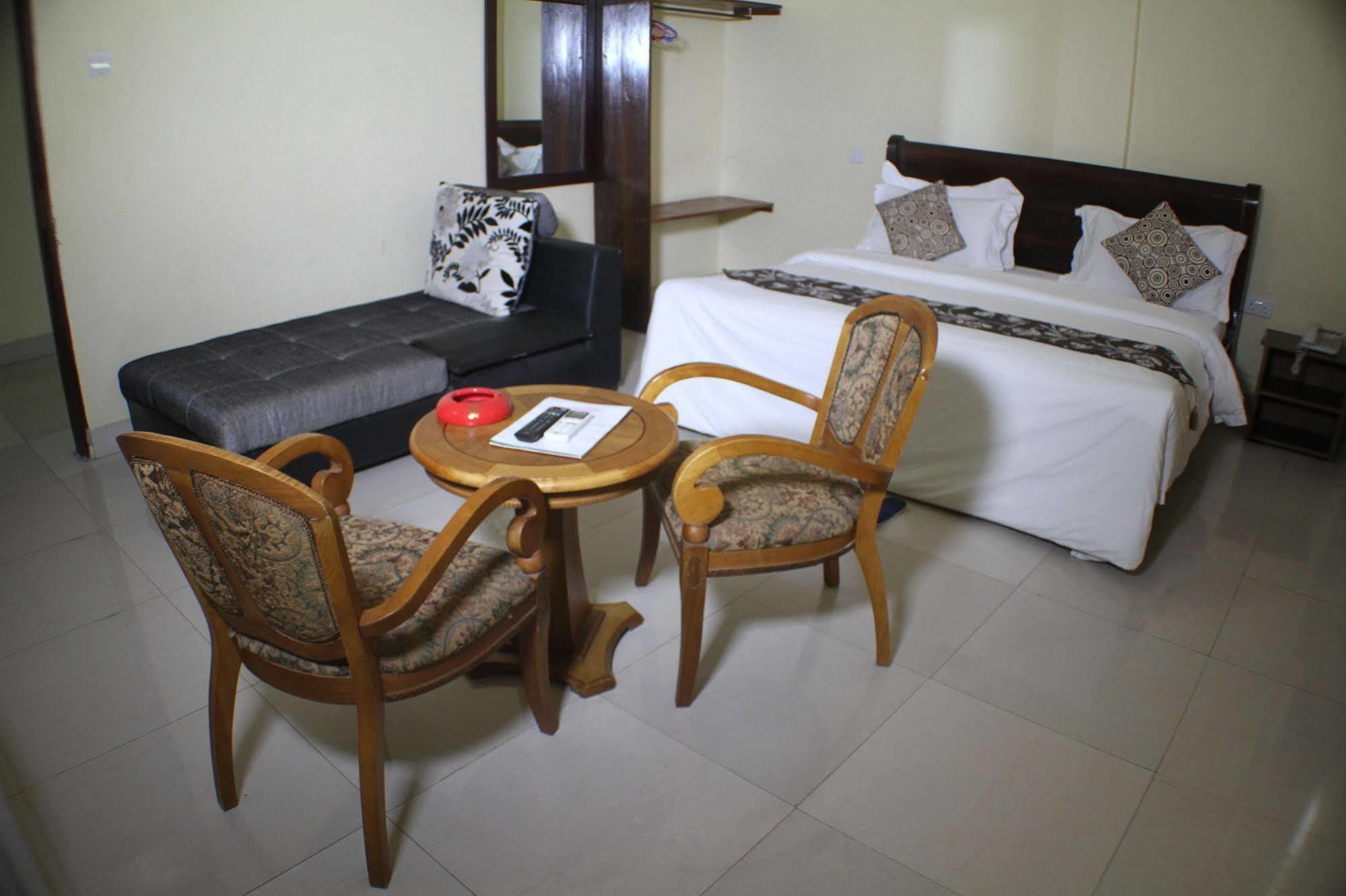 Varlek Hotel Дар ес Саалам Екстериор снимка