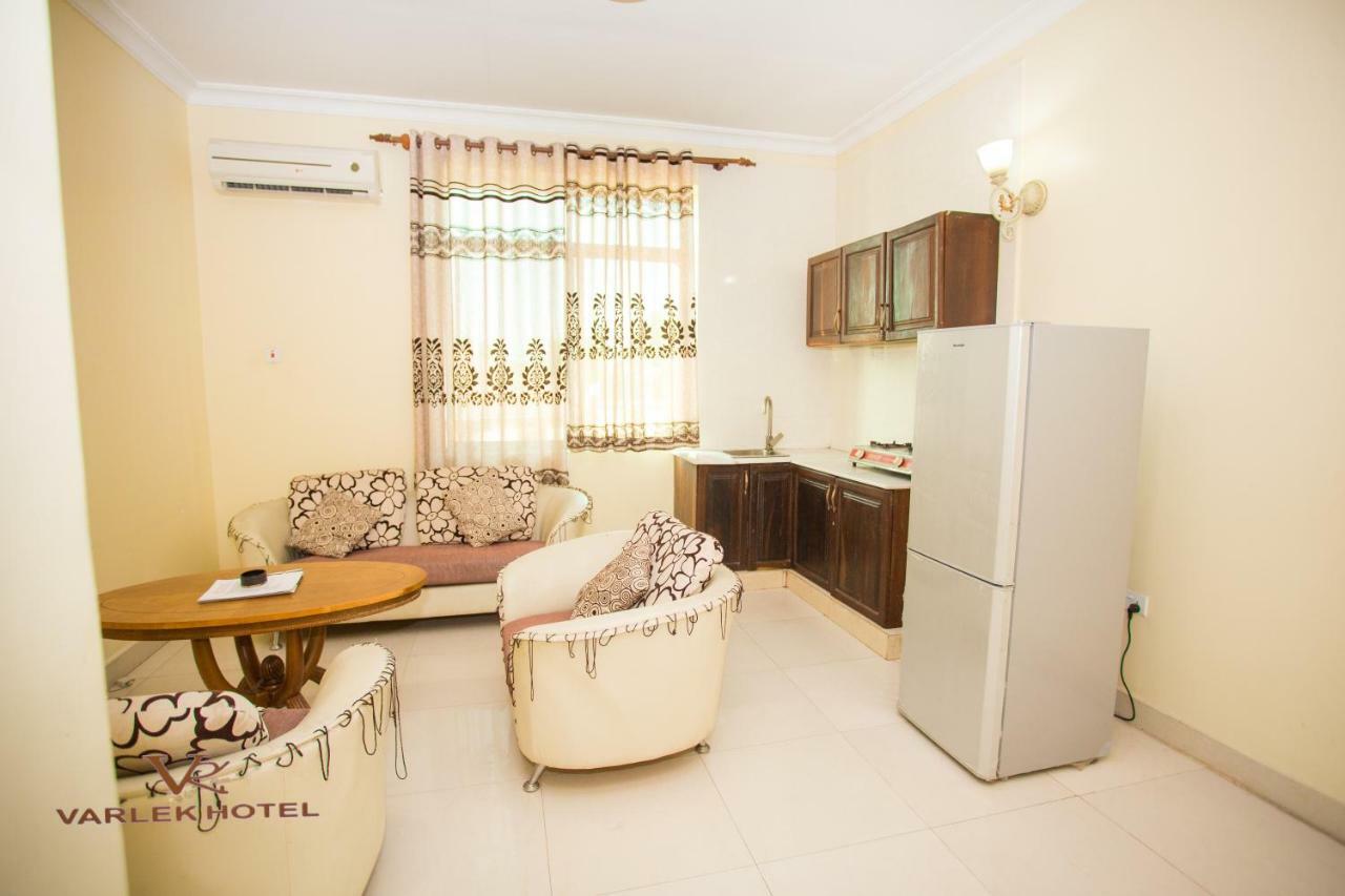 Varlek Hotel Дар ес Саалам Екстериор снимка