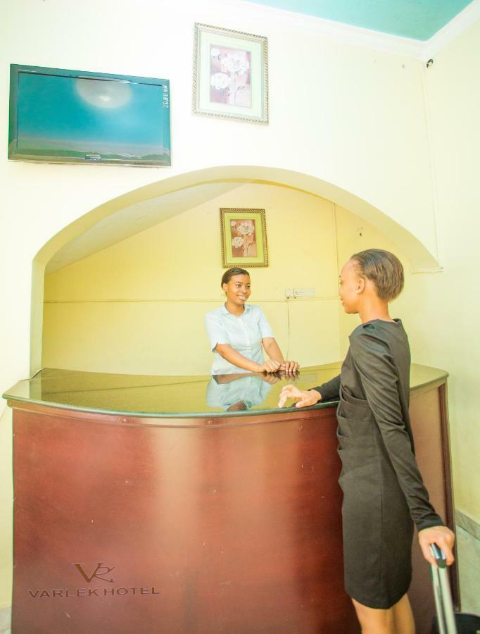 Varlek Hotel Дар ес Саалам Екстериор снимка