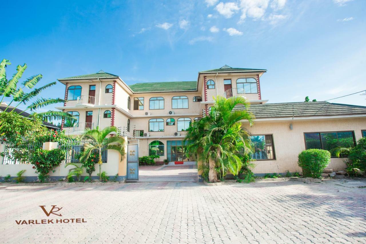 Varlek Hotel Дар ес Саалам Екстериор снимка