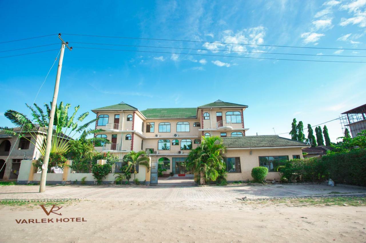 Varlek Hotel Дар ес Саалам Екстериор снимка