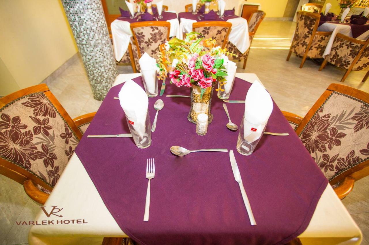 Varlek Hotel Дар ес Саалам Екстериор снимка