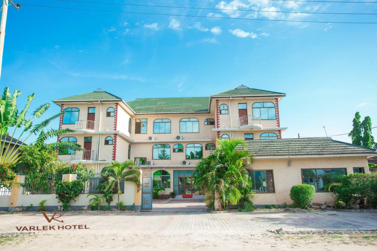 Varlek Hotel Дар ес Саалам Екстериор снимка