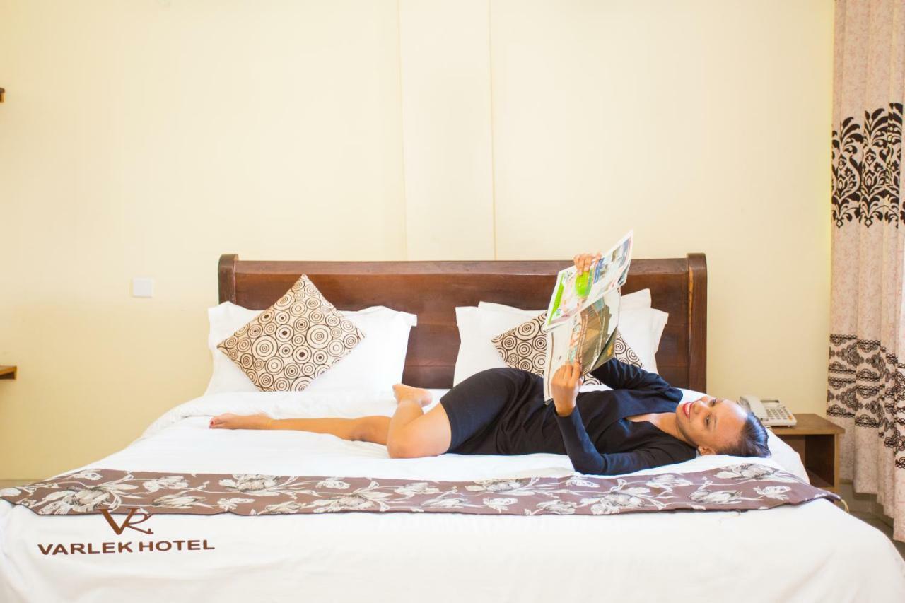 Varlek Hotel Дар ес Саалам Екстериор снимка