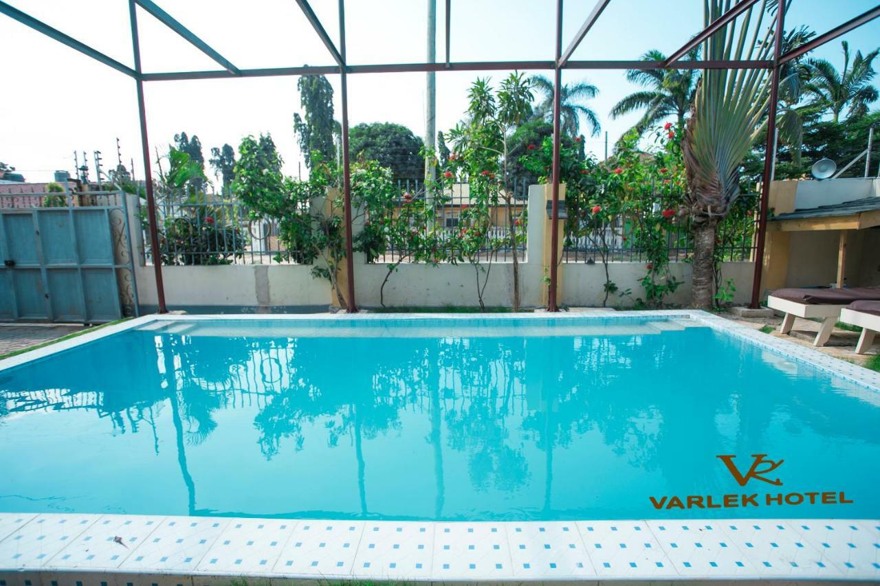 Varlek Hotel Дар ес Саалам Екстериор снимка