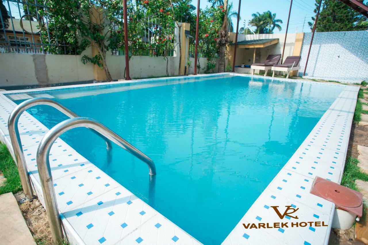 Varlek Hotel Дар ес Саалам Екстериор снимка